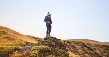 femme qui se tient debout prête à affronter l’hiver à l’aide d’une cure d’automne à base de sève de bouleau